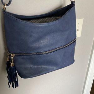 Blue shoulder bag with zipper details